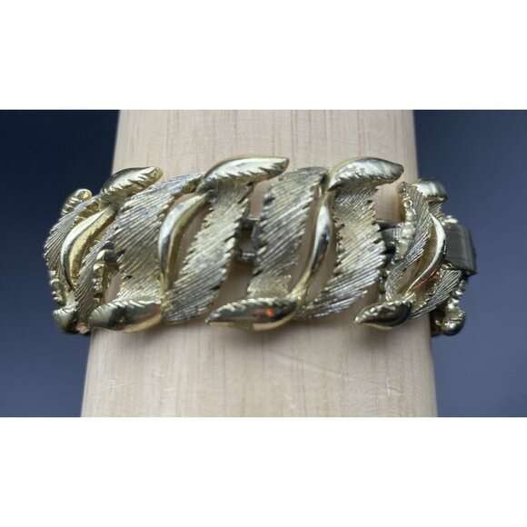 Vintage Lisner Gold Tone Leaf Link Bracelet 7x.75" Textured Feather Foldover - Picture 6 of 15